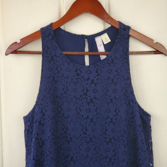 Alya  Navy Blue Floral  Lace Flowy Sleeveless Lined Top Womens Size Small - Picture 2 of 10